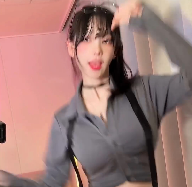 안경 머리에 올린 마젠타 가슴이 강조된 회색 의상 단추오픈